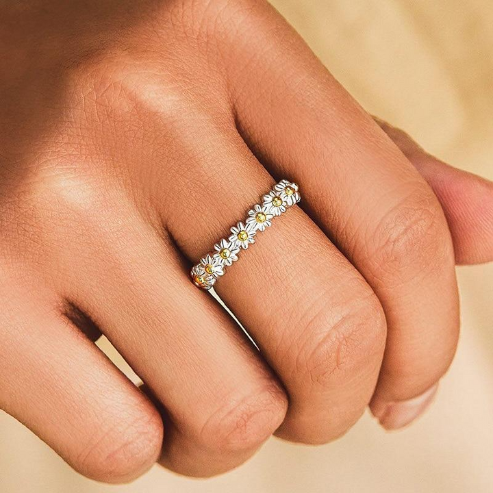 Atalanta - Silver Enamel Daisy Ring